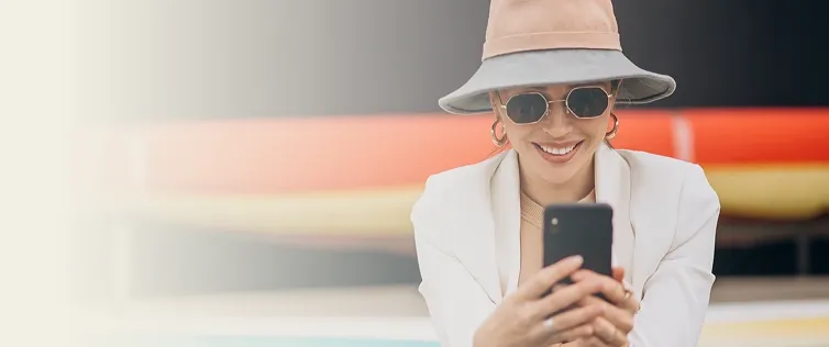 Duas amigas na piscina curtindo uma viagem com a BTW Viagens